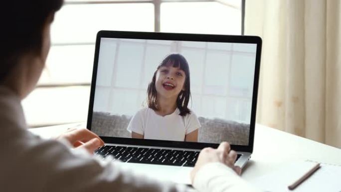 在线导师用电脑和小女孩视频通话