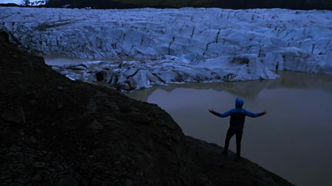享受美景的游客。在冰川泻湖上张开双臂