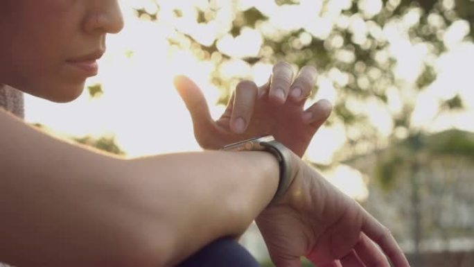 女人使用智能手表在智能手表、健身跟踪器上监控她的跑步表现