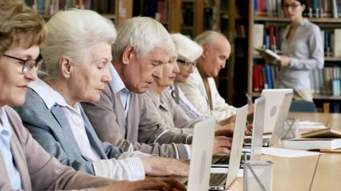 一群拥有计算机课程的养老金领取者