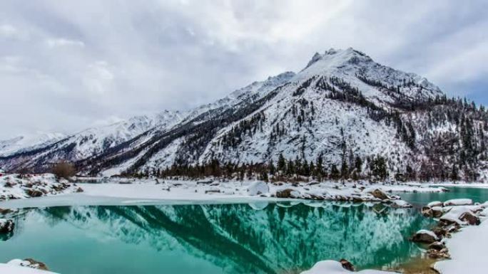 西藏的湖山积雪雪林雪景冰天雪地