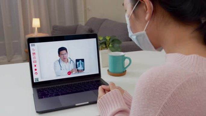 幻灯片: 亚洲女性在家与亚洲医生视频通话的后视图。病人女孩通过视频会议听医生的肺部x光结果。冠状病毒
