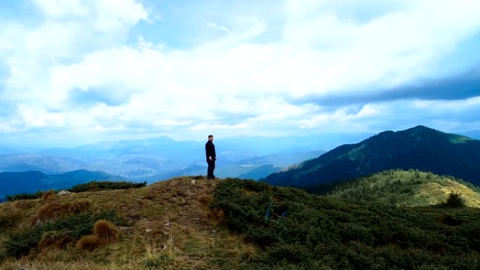 幸福的男人站在山顶上，风景优美