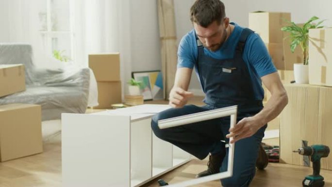 成功的家具组装工人使用螺丝刀组装架子，并参考说明。专业杂工做好组装工作，帮助搬进新房子的人。