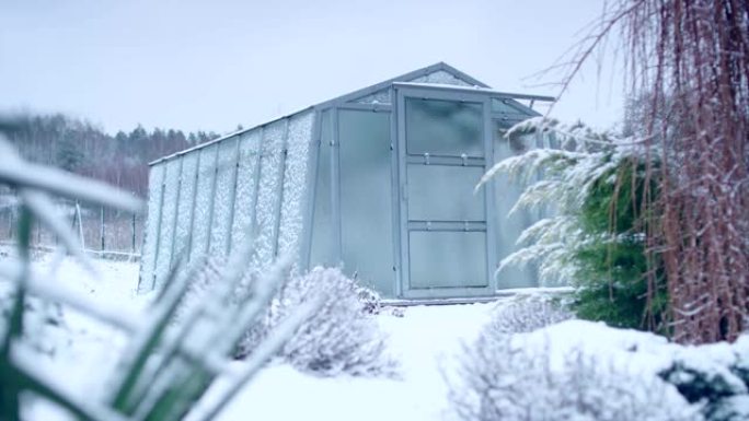 带温室的冬季花园大雪覆盖