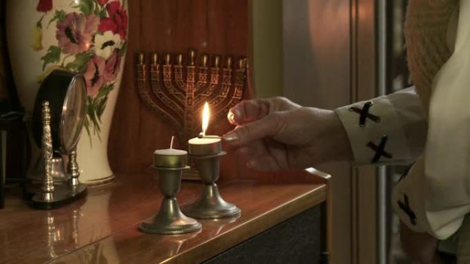 点燃安息日蜡烛。光明节蜡烛庆祝犹太节日。