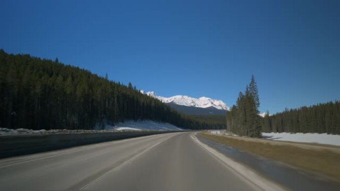 POV: 沿着高速公路行驶时未触及的山区荒野的风景镜头