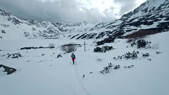 独自在山里。冬季旅行。鸟瞰图