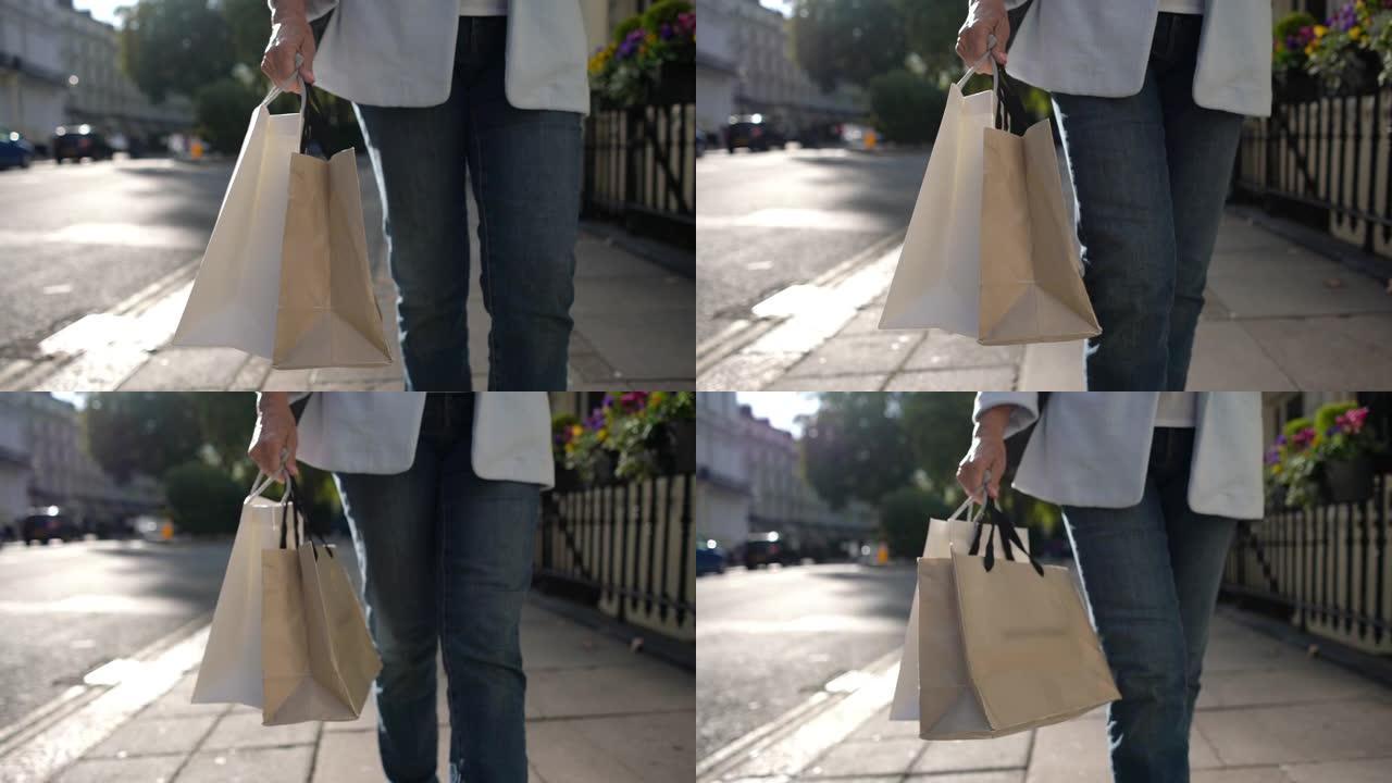 无法识别的高级妇女在购物狂潮中拿着袋子走在街上
