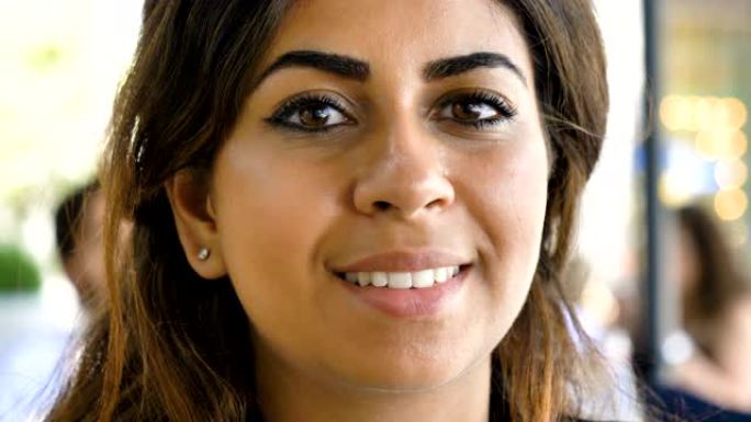 商业快乐的阿拉伯女人使用技术和微笑。