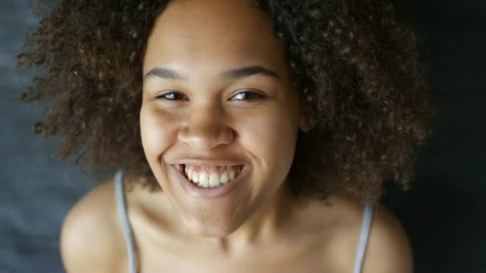 具有超凡魅力的年轻黑人女性对着镜头微笑