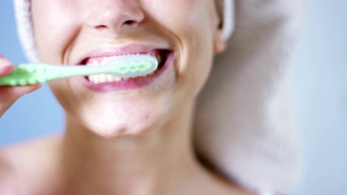 早上，一名年轻女子用牙刷和牙膏刷了我的牙齿后，舌头越过了牙齿以控制清洁，因为它使我们保持清洁。