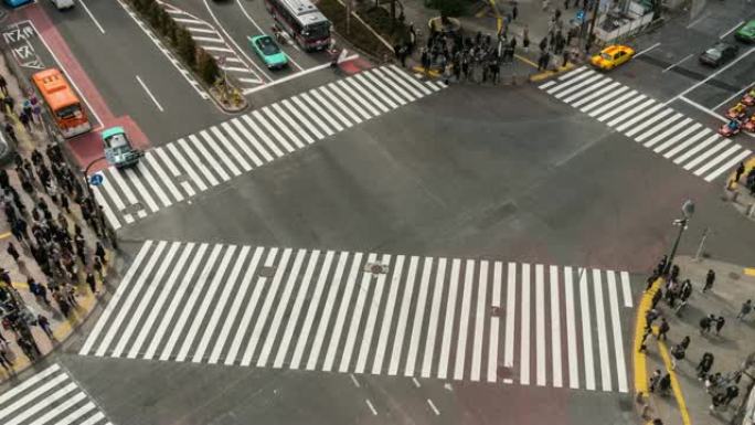 行人和汽车人群的4k时间流逝未定义的人步行立交桥日本东京都涩谷区的街道交叉路口。日本文化和购物区概念