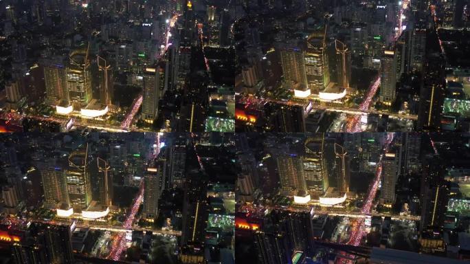 空中俯瞰交通城市在夜间
