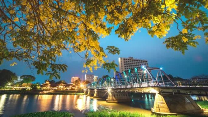 泰国清迈日落带金色淋浴花的铁桥