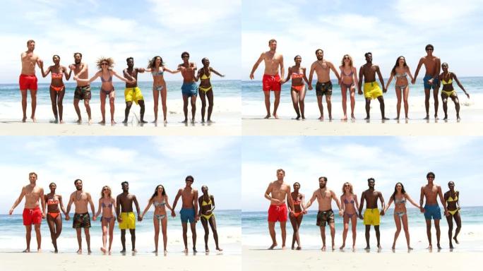 混血朋友一起在海滩上跳跃的前视图4k
