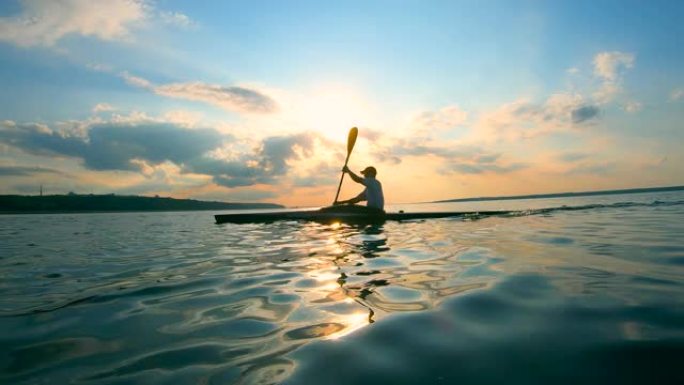 日落湖和一个划独木舟的人