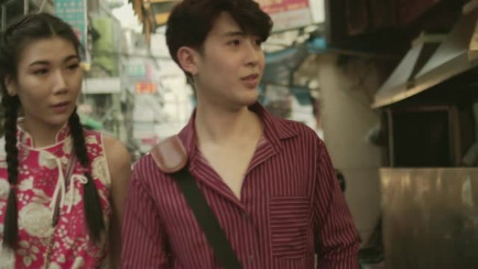 旅行者亚洲夫妇在曼谷唐人街旅行