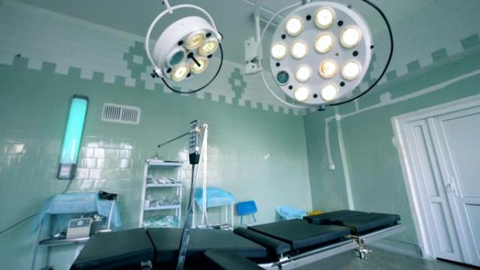 医院病房里有很多设备的医疗设施。手术室里装满了医疗用品。
