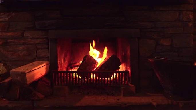 视频显示了客厅壁炉里燃烧的火焰。在冬天给人一种温暖的感觉。