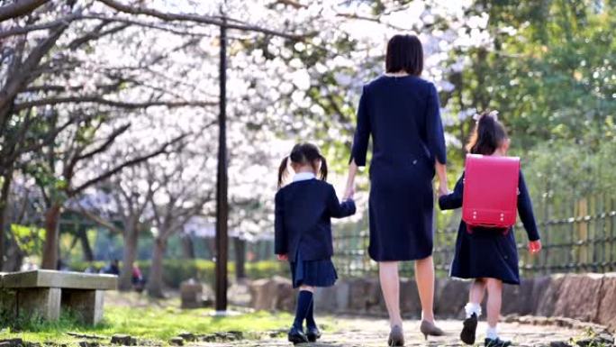 日本家庭走向小学入学仪式