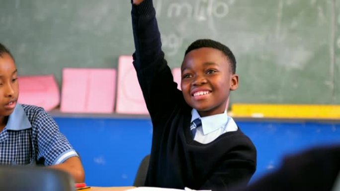 小学生在教室里举手4k