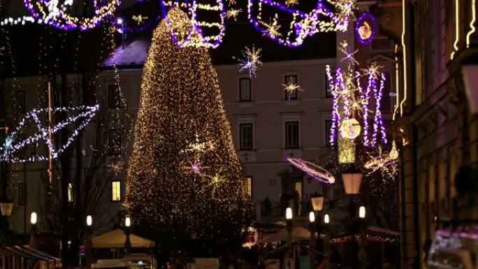 MS在斯洛文尼亚卢布尔雅那的城镇广场上照亮了圣诞树和灯光