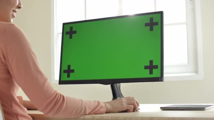 女人使用电脑绿屏制作