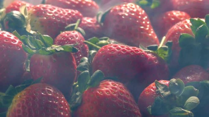 冰冷的草莓堆冰箱里草莓果冰鲜特写镜头