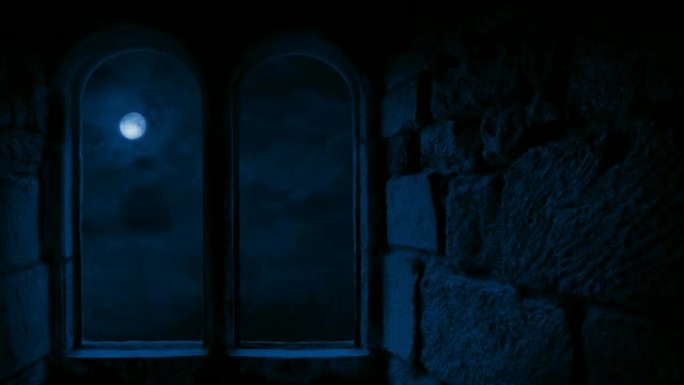 夜间古石建筑中的窗户