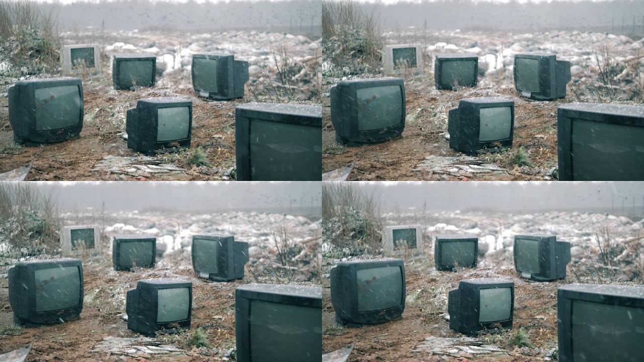 冬天，黑色电视扔在垃圾场上。