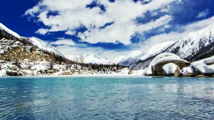 西藏的湖山积雪云雾自然风光