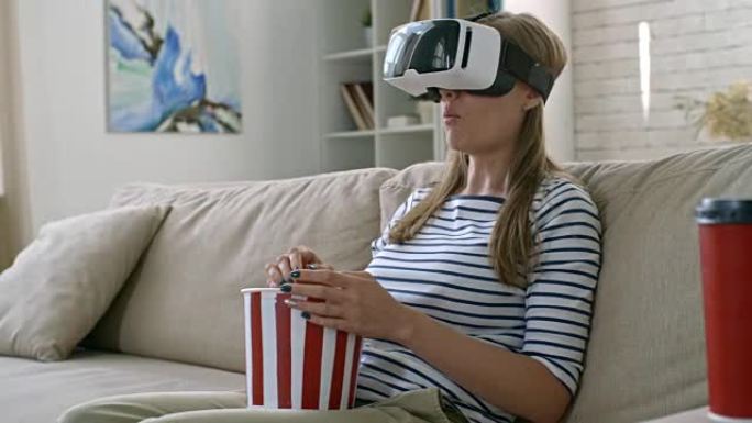 女人在VR护目镜中欣赏电影