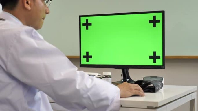 医生使用电脑绿屏医生电脑绿屏扣绿