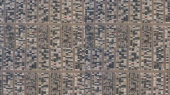 鸟瞰图的一个新的汽车仓库，在那里你可以看到成千上万的汽车停放和整洁。