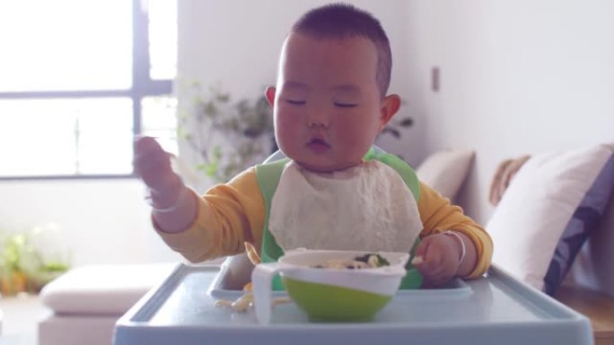 男婴吃食物男婴吃食物小孩