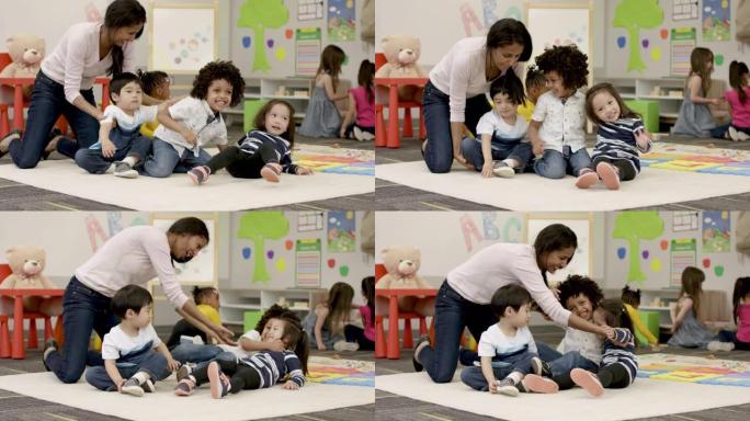在幼儿园一起玩小孩子陪伴开心大笑老师