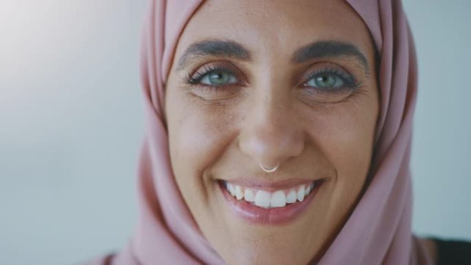 她是快乐和自信的外国女性微笑中东女性笑脸