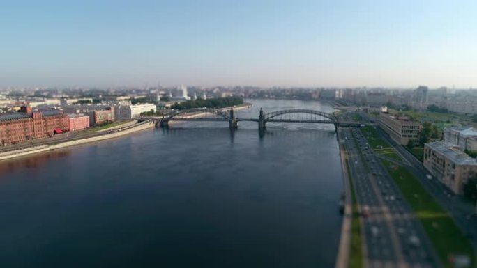 布尔什霍金斯基大桥在圣彼得堡的一个夏天的空中拍摄。