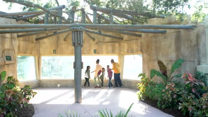 动物园的五口之家亲子运动周末时光陪护孩子