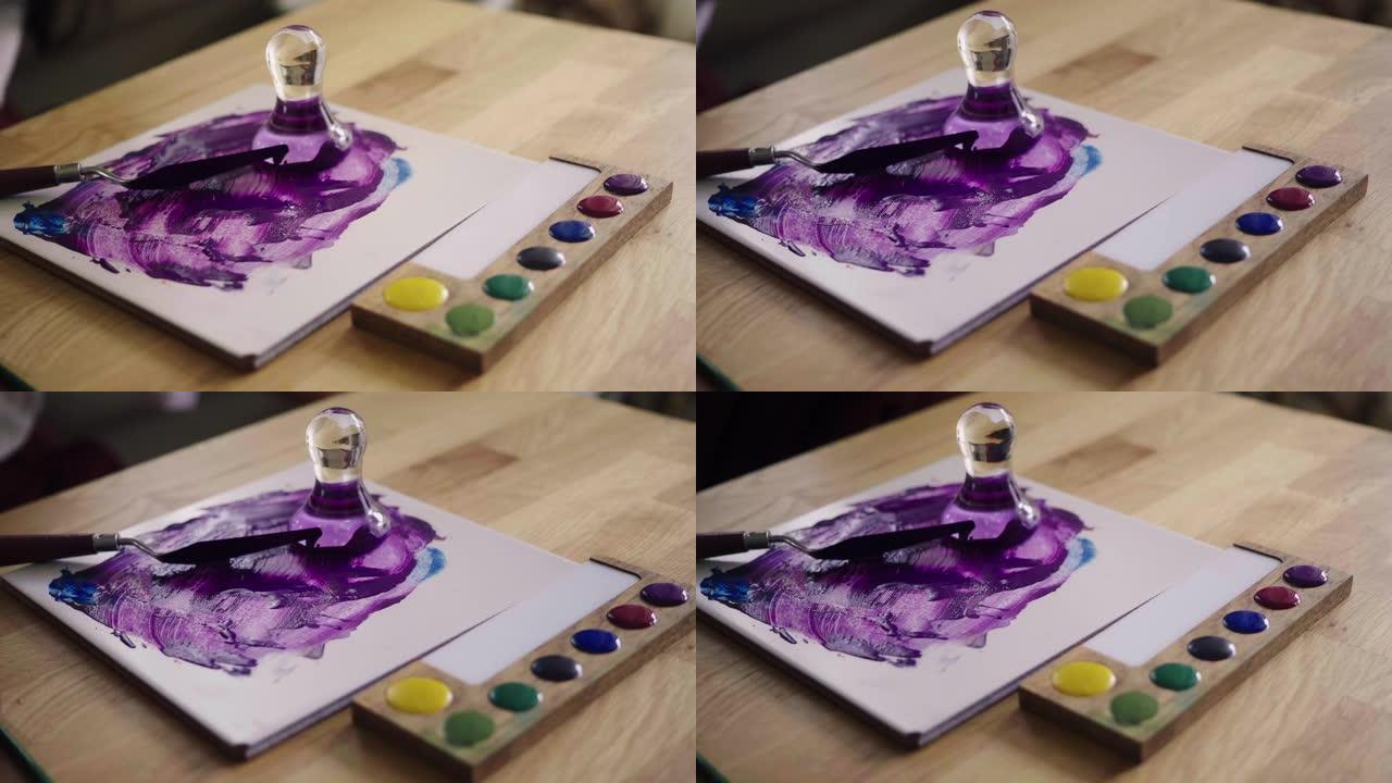 母亲在家教儿子制作有机水彩画。