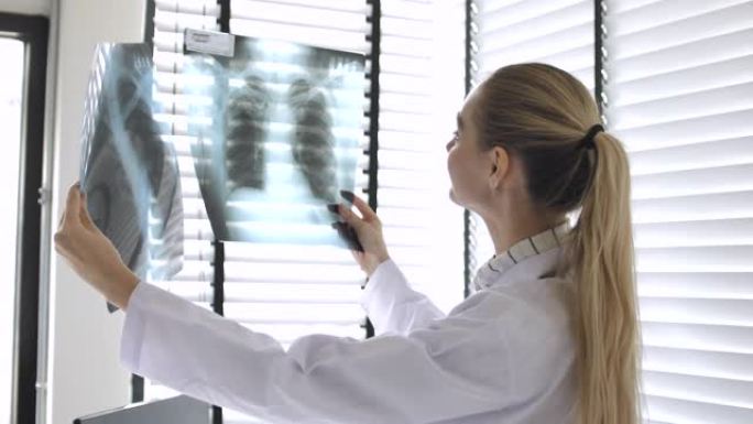 女医生观看并比较MRI肺部扫描