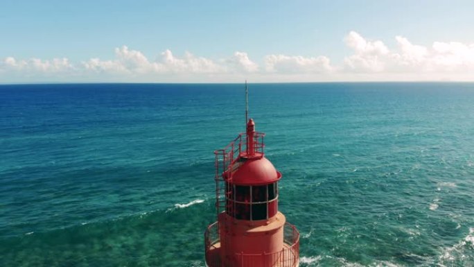 海上的白色和红色灯塔。大西洋沿岸附近灯塔的鸟瞰图。