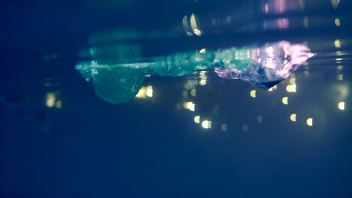 夜间在海里的塑料。