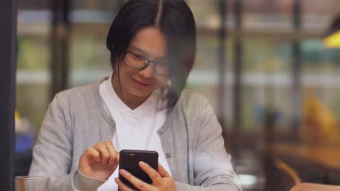 年轻的中国妇女正在玩手机