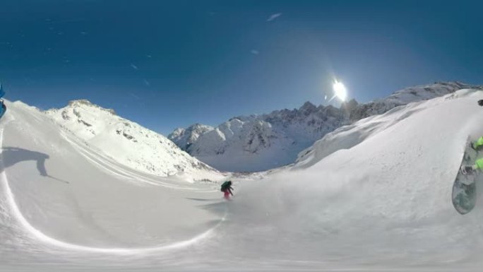 360 VR: 两个极端的滑雪者在一个完美的冬季下午去直升机。
