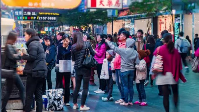 4k时间流逝亚洲人的生活方式在夜市买些食物在香港夜市散步海: 购物，香港-视频