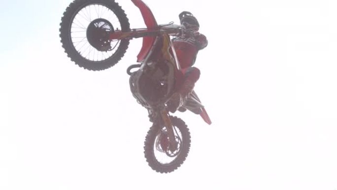 MS超级慢动作越野摩托车骑手跳跃，在空中飞行