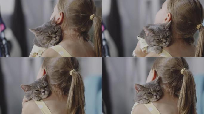猫躺在女孩的肩膀上