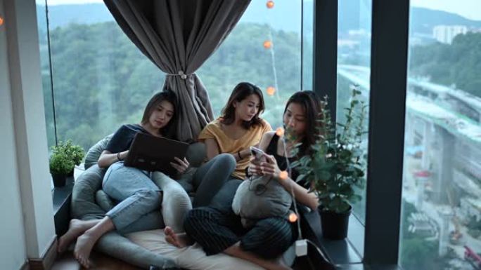 3位亚洲华裔美女在家庭公寓聚会上度过周末